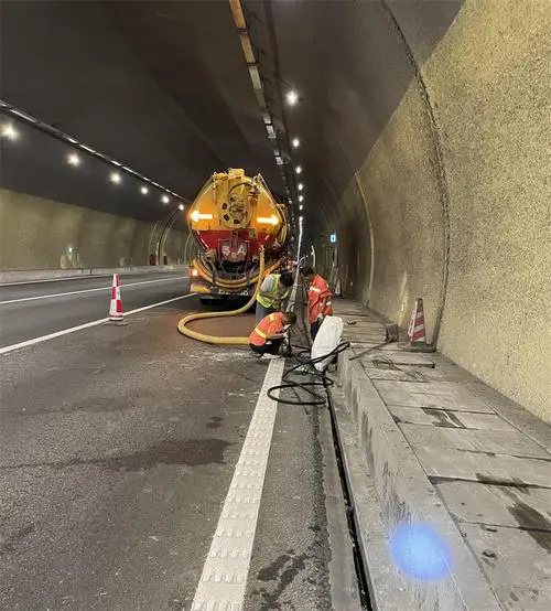 松溪隧道排水渠清淤